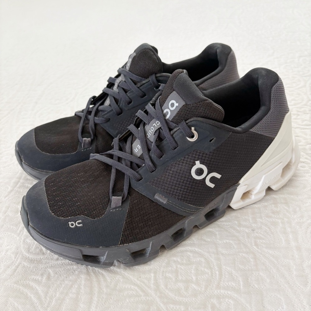 On Women's‎ Cloudflyer 4 Running Shoes, Black / White